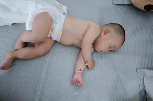 嘉鱼3个月宝宝怎么抱